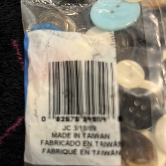 125 GRAMS ASSORTED PLASTIC BUTTONS. - Picture 9 of 9